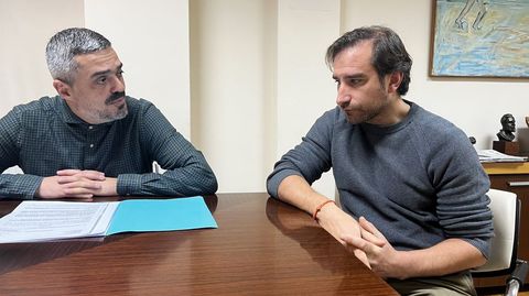 Daniel P�rez y Juan Seoane, ayer en el Concello