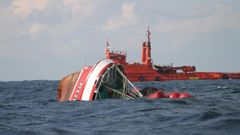 Foto de archivo de un pesquero proa al sol, escoltado por un remolcador de Salvamento Martimo, uno de los naufragios con vctimas mortales en Galicia