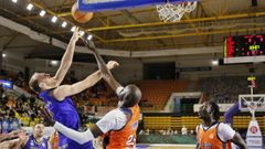Lance del derbi entre el COB y el Leyma en el Paco Paz.