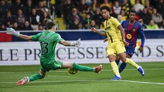 Joan Garc�a parando un disparo de Buchanan durante el Villarreal-Barcelona celebrado en La Cer�mica