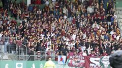 Aficionados del Pontevedra en las gradas del estadio de A Malata