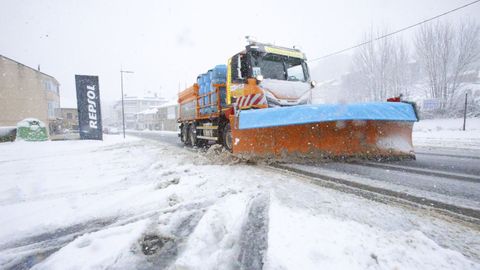 M�quinas quitanieves en la N-6 en Pedrafita