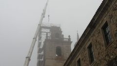 La cruz met�lica en el momento de ser levantada por una gr�a