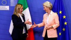 Meloni y Von der Leyen se saludan en la sede de la Comisin Europea, en Bruselas