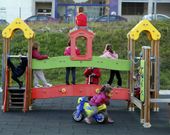 Ni�os jugando en un parque infantil en Milladoiro. 