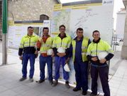 Los obreros que instalaron la v�a tambi�n posaron.