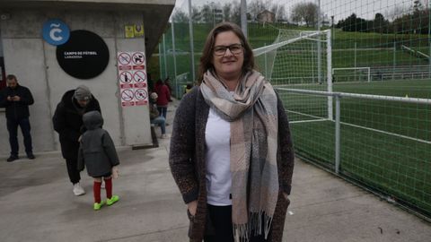 Mar�a L�pez, junto a los vestuarios de los �rbitros en Eir�s, donde se cambia su hija tras entrenarse