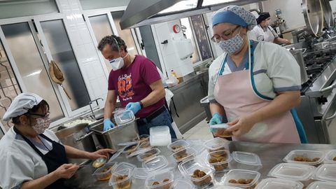 Equipo de la Cocina Econmica de Gijn prepara tuppers con raciones para la comida