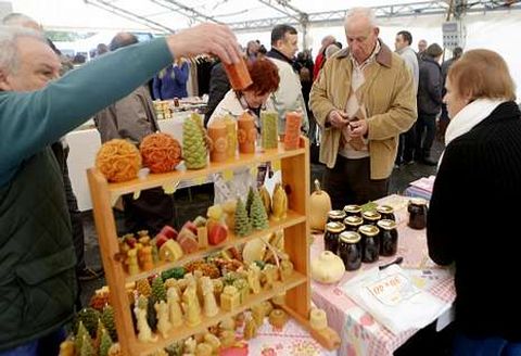 Unos cuarenta expositores participaron en la feria y muestra de productos y artesan�a. 