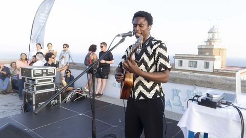 Concierto de Bongeziwe Mabandla, con vistas al faro de Fisterra 