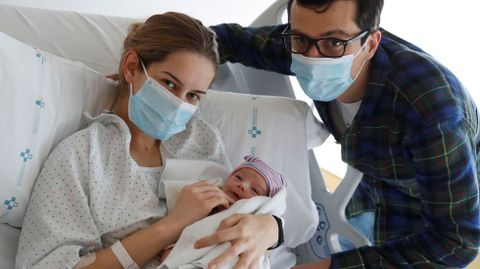 Nicol�s Mu�iz, el primer beb� asturiano de 2021, con sus padres