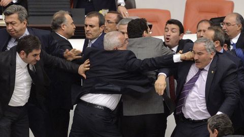 Diputados del partido gubernamental, el islamista Justicia y Desarrollo (AKP), llegan a las manos durante una discusi�n sobre una resoluci�n de seguridad interna en el Parlamento turco en Ankara (Turqu�a).