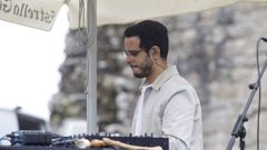 Alejandro Guill�n, Baiuca, en una actuaci�n este verano bajo las Torres de Oeste, en Catoira