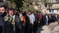 Decenas de sirios atienden el funeral de una vctima muerta a manos de Israel en Beit Jinn.