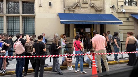 Colas formadas ayer ante el consulado de Buenos Aires por peticionarios de la nacionalidad. 