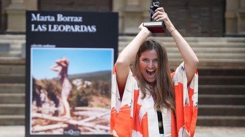Marta Borraz, festejando euf&oacute;rica su triunfo en el premio Tusquets en los jardines de la Fundaci&oacute;n Julio Mu&ntilde;oz Ramonet, en Barcelona; detr&aacute;s, la portada del futuro libro, con la foto de su t&iacute;a Paloma ilustr&aacute;ndola. 