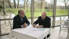 El alcalde Jos� Luis �lvarez (a la derecha) firm� un convenio con los responsables del establecimiento