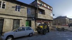 La farmacia situada en Catro Camios sufriendo las obras delante su puerta