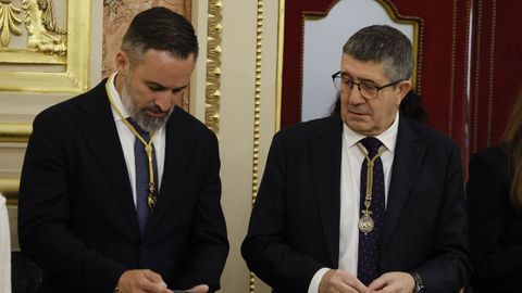 El l�der de Vox, Santiago Abascal junto al portavoz del PSOE, Patxi L�pez en el Congreso de los diputados.