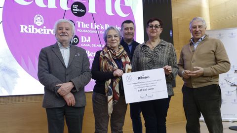 Entrega a la asociaci�n de diab�ticos Auria del cheque de la und�cima edici�n de CatArte, ciclo de catas y m�sica organizado por el CRDO Ribeiro y el Centro Cultural Marcos Valcarcel