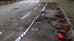Restos de los coches da�aos en el lugar del accidente en la r�a Vicente Fraiz Anido.