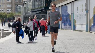 Jos� Alberto Carballo Louzao, corriendo por el paseo mar�timo de A Coru�a tras ser sometido a una neuroablaci�n para evitar s�ncopes