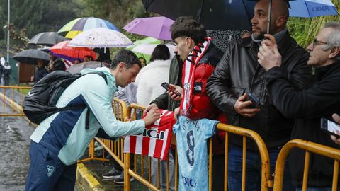 Firma de aut�grafos de los jugadores vascos antes de trasladarse al estadio de O Couto