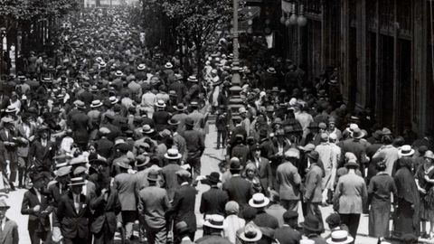 Un domingo en la calle Corrida, llena de sombreros, en una imagen realizada por Constantino Surez en el primer tercio del siglo XX