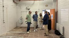 Manuel Pardo observa el desarrollo de las obras en el centro Manuel Luis Acu�a de Ourense.
