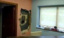 As� se encontraron la pared donde estaba la caja fuerte en la empresa Maderas L�pez Pigueiras.