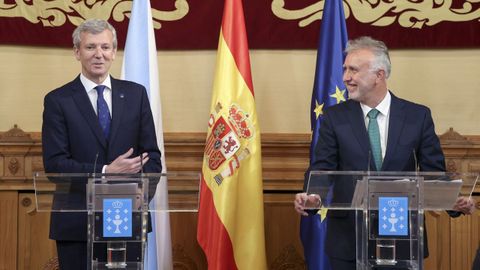 Rueda, con el ministro Torres, en la firma del traspaso de las competencias en el litoral.