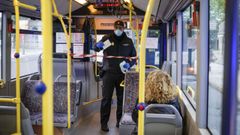 Cuando comenz� la pandemia, los polic�as distribu�an mascarillas a los ciudadanos (en la foto, un reparto en un bus urbano en abril del a�o 2020). M�s tarde, los agentes deb�an levantar acta y proponer sanciones para los infractores.
