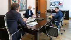 El conselleiro, en una videoconferencia de final de mayo con el comit� de Alcoa, en la que tambi�n particip� en presidente de la Xunta