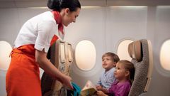 �Nannies� del aire. Etihad Airways, la segunda compa��a m�s grande de los Emiratos �rabes, cuenta con un servicio de ni�eras a bordo para entretener con cuentos y dibujos, dormir y dar de comer a los pasajeros m�s peque�os, tanto a los que viajan solos como a los que van acompa�ados.