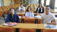 De ziquierda a derecha, cinco de los ochenta alumnos de la que ser� la primera promoci�n de Xesti�n Industrial da Moda: Candela, Germ�n, Isabel, Eva y Adri�n
