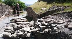 Aspecto de los restos aparecidos junto a la entrada del castro, pertenecientes a la muralla del recinto.