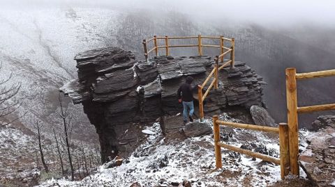 Nieve en el nuevo mirador construido tras el incendio de este verano en la subida al Alto do Boi desde Folgoso