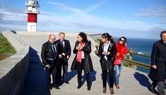 La delegada territorial de la Xunta y el presidente del Puerto visitaron ayer el faro