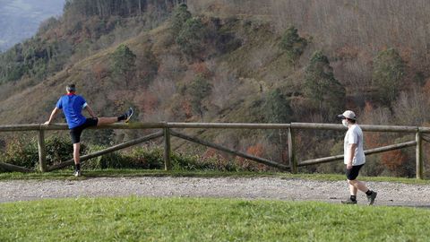 Dos personas hacen deporte en la cumbre del monte Naranco, en Oviedo