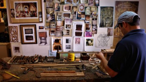 Relatos y Caminos: Captulo 3.Un artesano de la talla de madera en su taller de La Ronda en Quito (Ecuador)