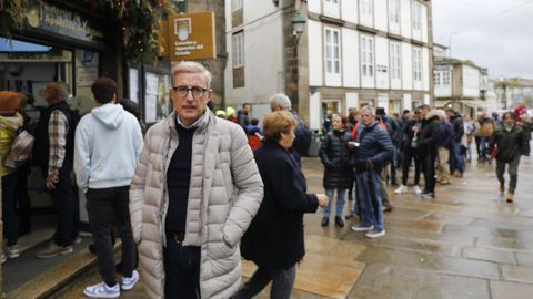 José Luis Tojo, ante la cola que se forma a diario en su administración de la rúa do Vilar de Santiago