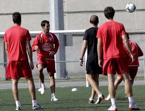 Pita, de cara, en un entrenamiento junto a sus compa�eros en el sint�tico de A Cheda.