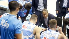 Luis Casimiro, que cumple 800 partidos en la ACB, da �rdenes en un tiempo muerto.