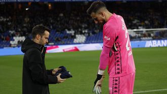 El delegado deportivista, Pablo Barros, entrega a Helton los guantes, la toalla y la botella en los instantes previos al partido