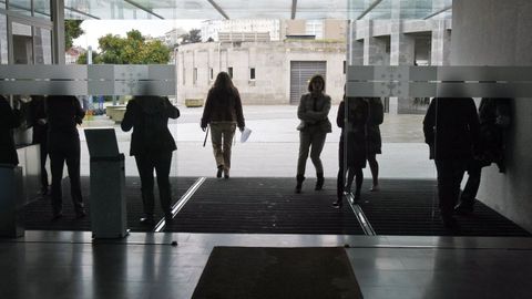 Un grupo de personas accede a las instalaciones de San Caetano.