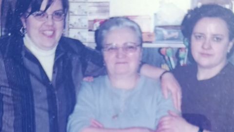 Carmen Vilari�o Mui�o, de Casa Avelina, junto a sus hijas