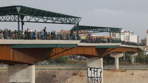 El puente que llega hasta el barrio de La Torre, en Valencia, lleno de gente dispuesta a ayudar.