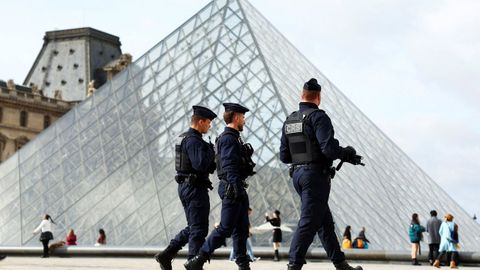 A polic&iacute;a francesa tras o roubo no Louvre.