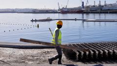 Un operario, en las obras de la plataforma de bao de O Parrote