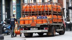 Un camin de reparto de bombonas de butano este lunes en el centro de Oviedo